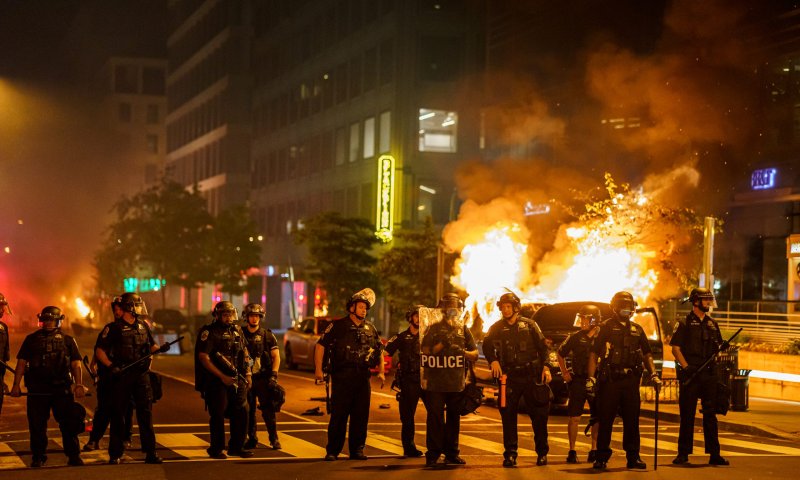 המהומות בארה"ב: לפחות 3 שוטרים נורו למוות במחאות