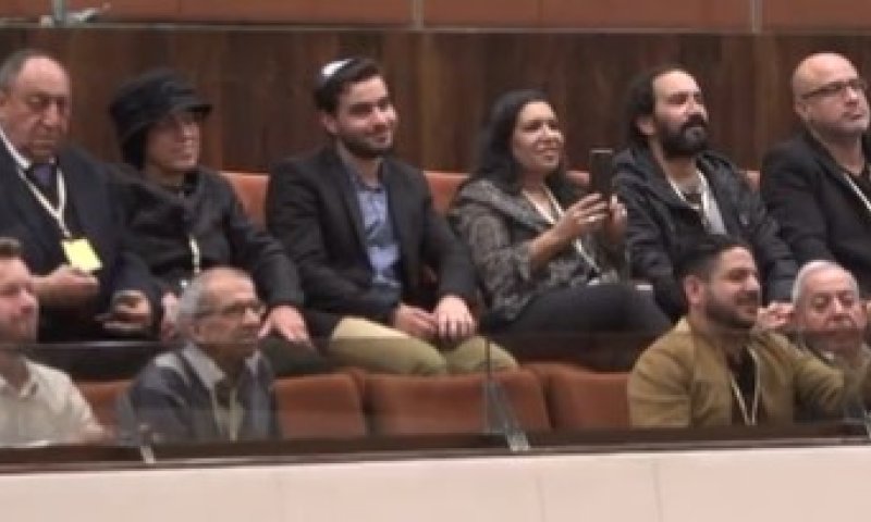 צפו: נתניהו ריגש את משפחתו של חבר הכנסת