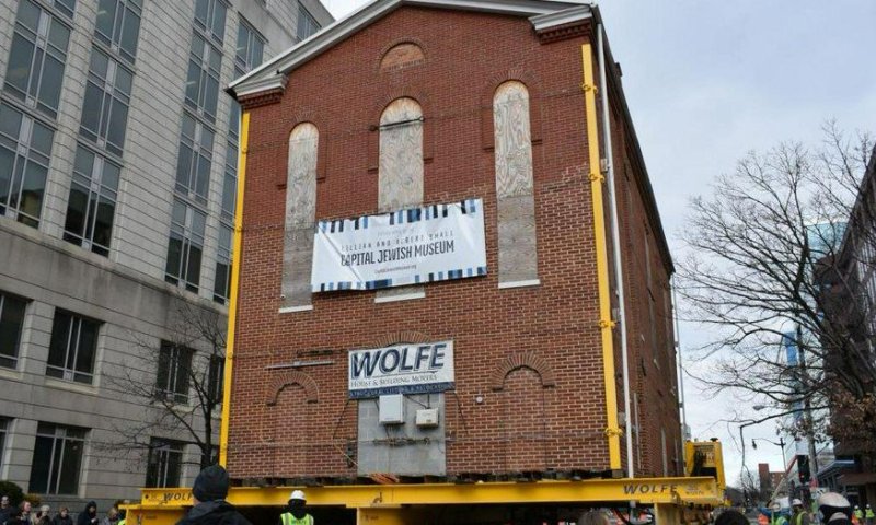 צפו: בית הכנסת מתגלגל ברחובות העיר