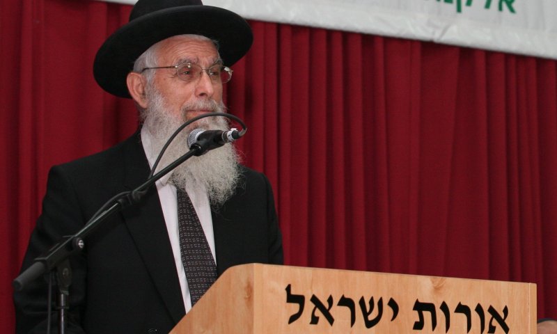 הרב אריאל: אישה עובדת? יש לך פטור מניקיונות