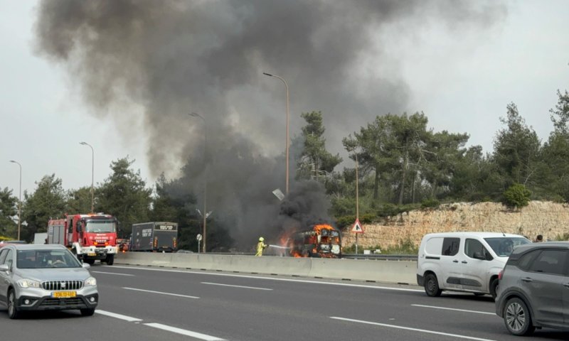 בשל רכב שנשרף: שיבושי תנועה כבדים בכביש 1