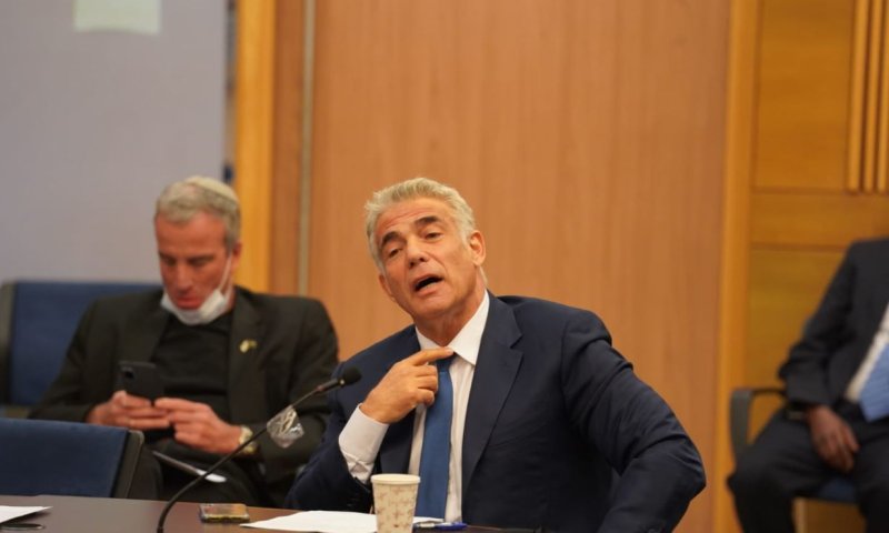 לפיד תקף: "אתה תשב שם ותקלל את עצמך"