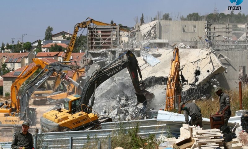 הטרקטורים הורסים את בתי דריינוף