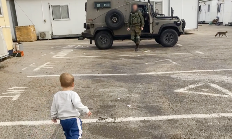 צפו: ילד פוגש את אבא אחרי שבועיים בבסיס, ואז זה קורה