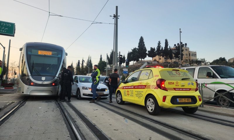 רכב נפגע מהרכבת הקלה בירושלים