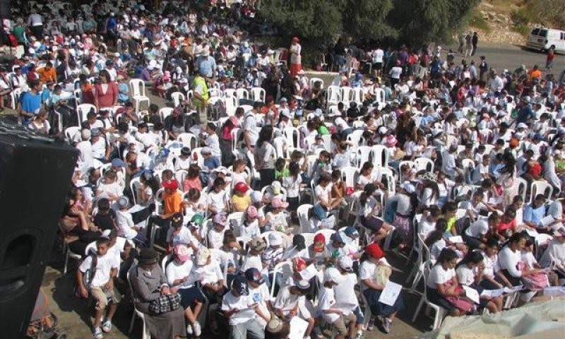 ז' בחשון: 1,500 תלמידים התפללו לגשם בציון חוני המעגל