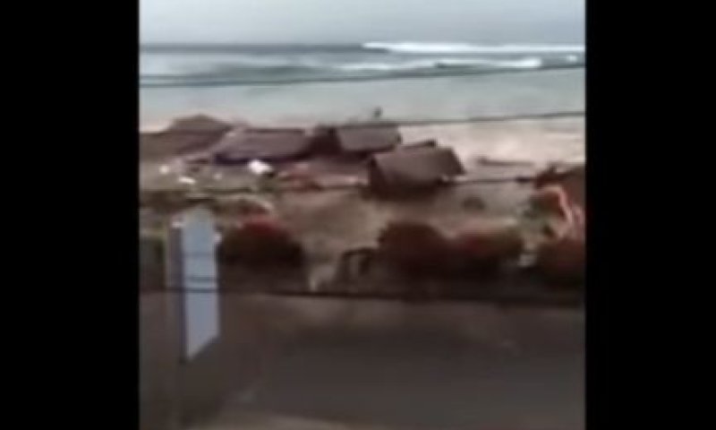 מעל לאלף הרוגים; צפו: רגע פגיעת הצונאמי באינדונזיה