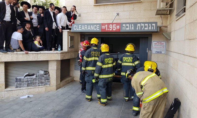 מעלית חניון קרסה על רכב; הכבאים חילצו את הנהג