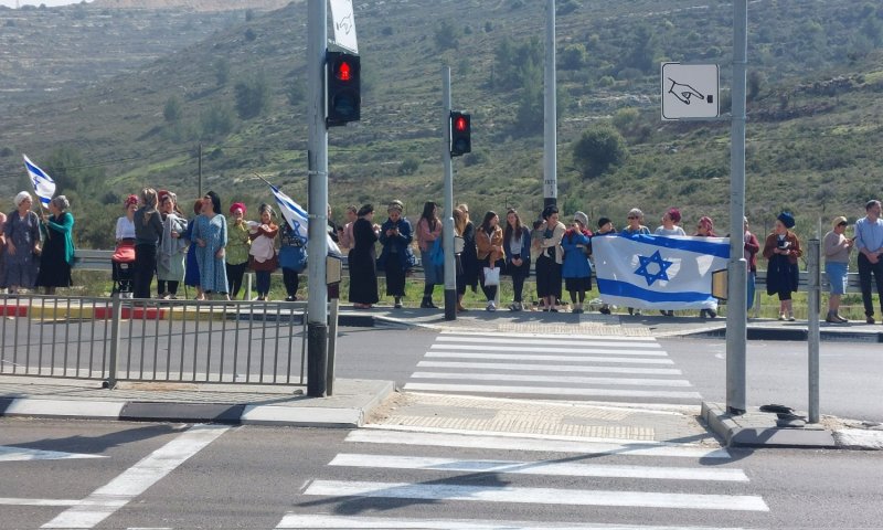 כביש 60 עטוף בדגלי ישראל: מסע הלוויה יצא מהר ברכה