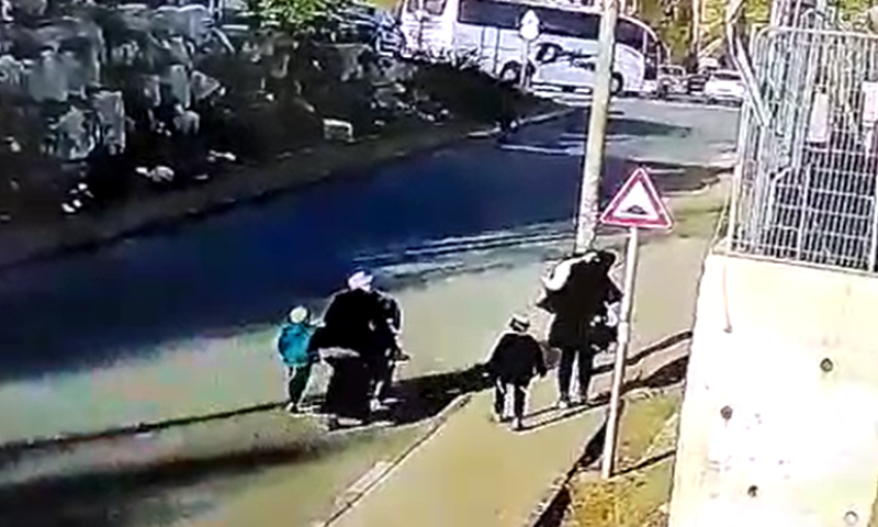 צפו: המחבלת אורבת ושולפת את הסכין