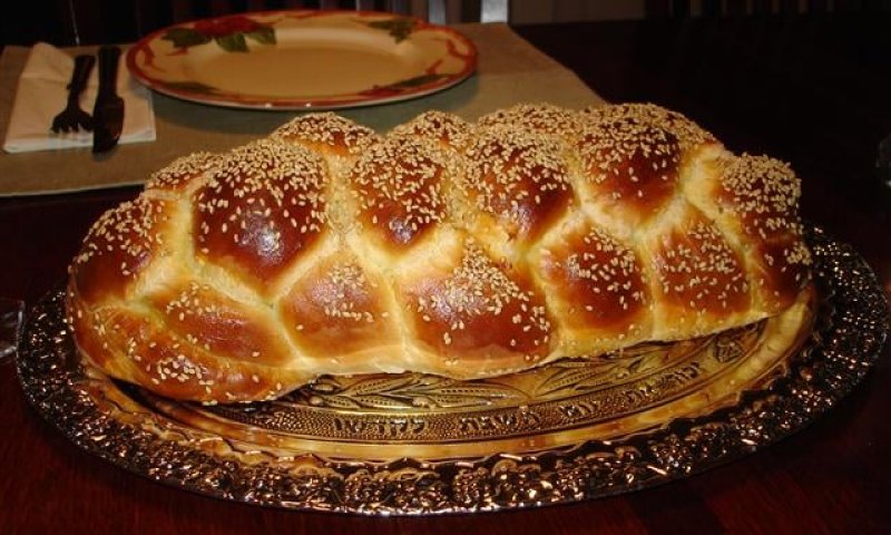 האם מותר לי להשתמש בשבת במישהו שלא מחמיר?