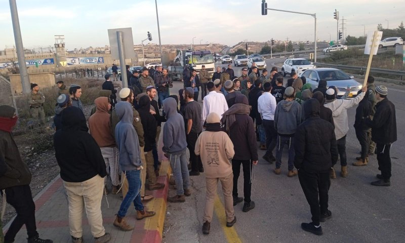 עשרות פעילים מפגינים בכלא עופר: "הסינוואר הבא בדרך הביתה"