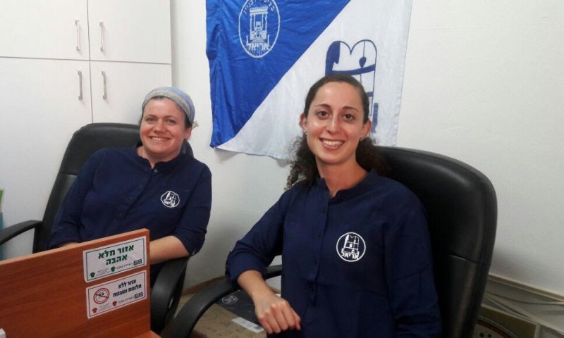 כפתורים במקום שרוך: החולצה האופנתית של תנועת הנוער