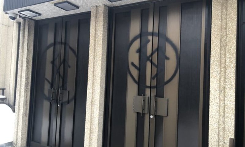 אנטישמיות בקנדה: צלבי קרס על קיר בית הכנסת