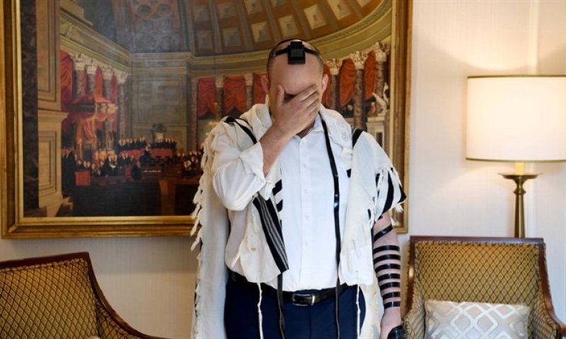 הרב עופרן: התמונה של בנט מתפלל &ndash; כמו תמונת עירום