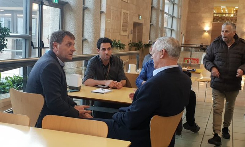 אז איפה בני גנץ היה במקום במליאה?