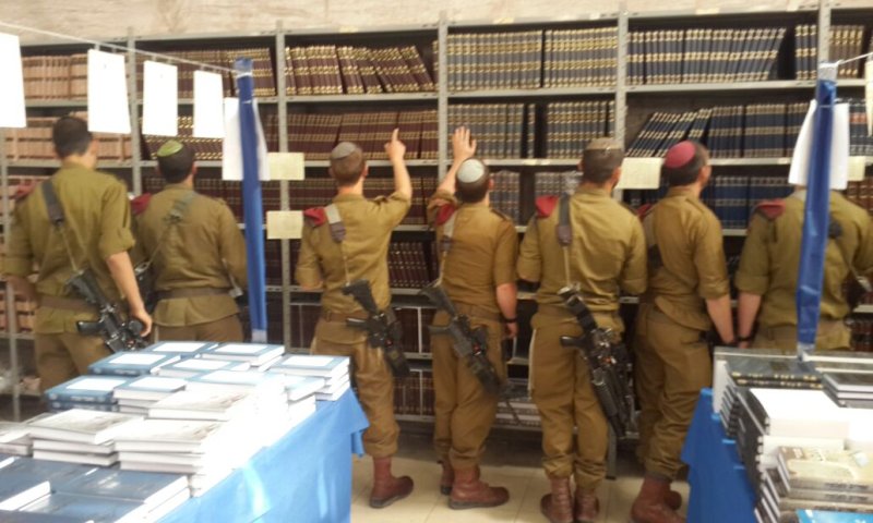 הצלחה גדולה ליריד הספרים של מוסד הרב קוק