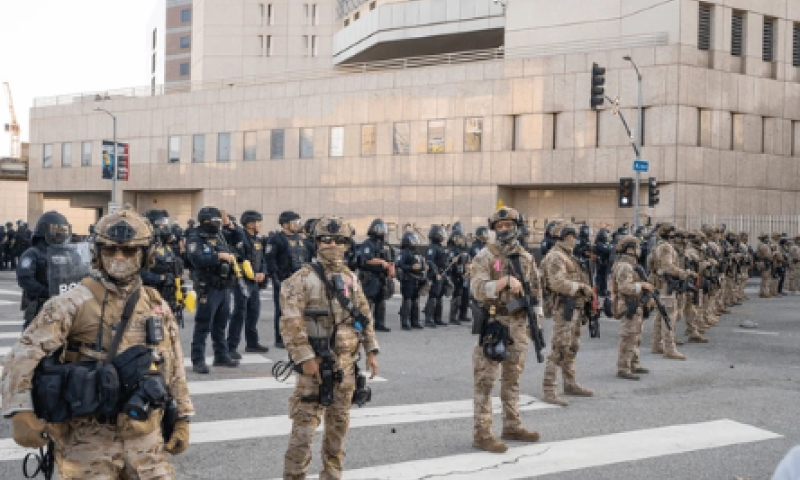 בפעם השנייה: סוכני הגירה בארה"ב ירו למוות בחשוד והציתו מחאה