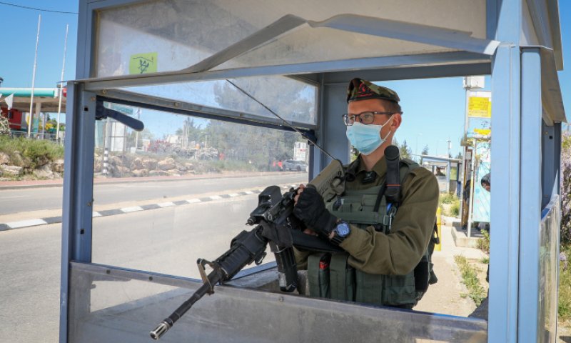 מחבל ניסה לדקור שוטר וחייל בין גוש עציון לחברון