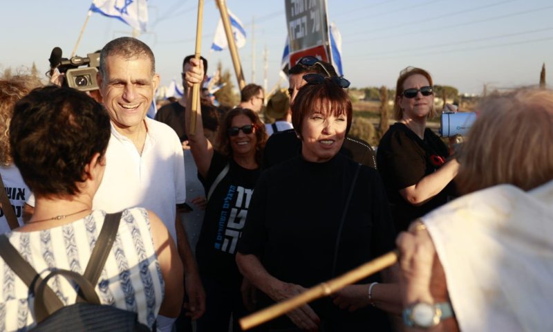 אחרי התקיפה: המפגינים נגד נתניהו חזרו לגשרים