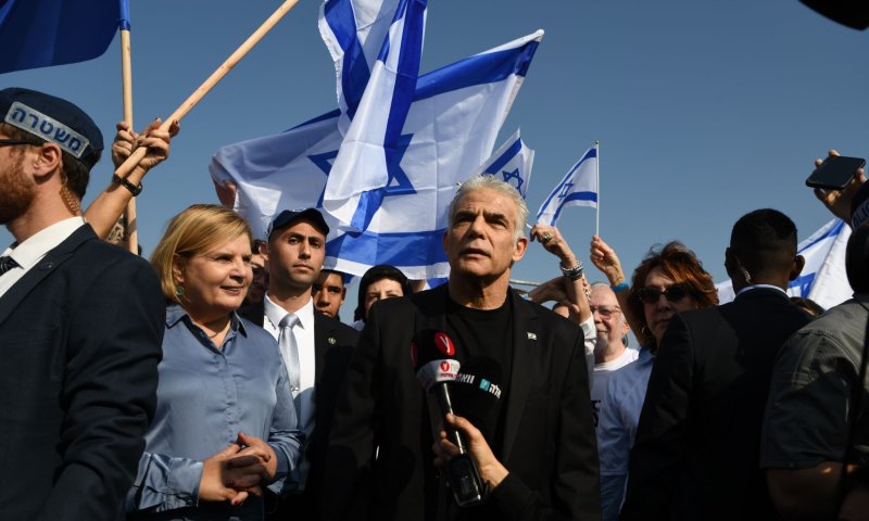 לפיד הגיע להפגנת השמאל: "לעולם לא נוותר"