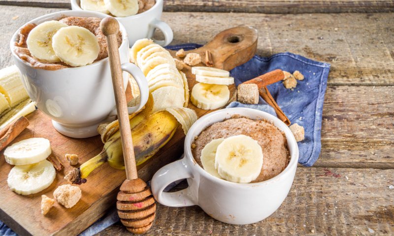 אין זמן לאפות? עוגת חמאת בוטנים ובננות במיקרוגל