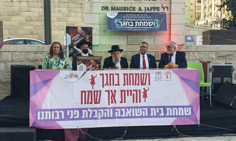 מאות מתפללים בשמחת בית השואבה בירושלים