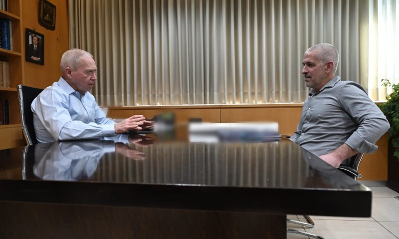 שר הביטחון גלנט נפגש לראשונה עם ראש השב"כ