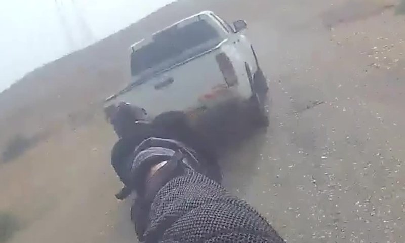 תיעוד דרמטי ממצלמת השוטר: מרדף אחרי סוחר אמל"ח בלתי חוקי