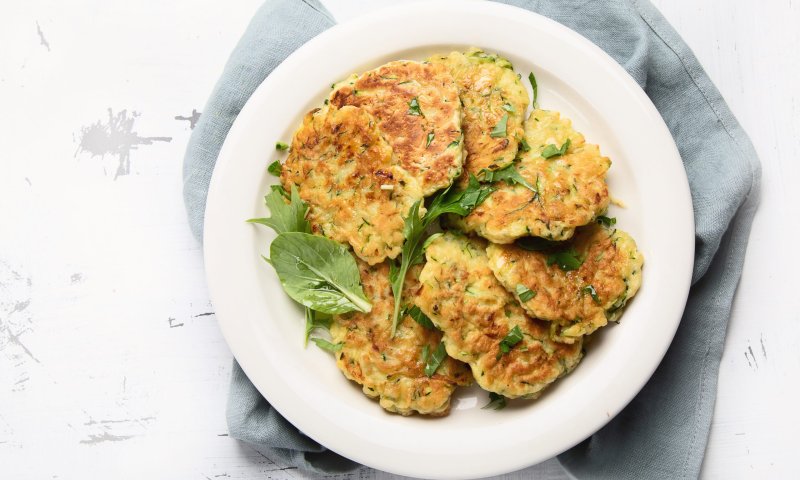 מתכוננים לחג: מתכון ללביבות זוקיני טבעוניות