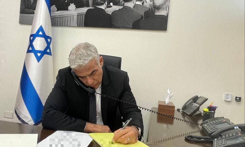 לפיד למקרון &ndash; לא לויתורים נוספים מול איראן