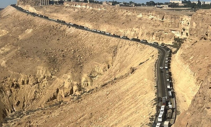 "מעבירים תרופות ודלק לאנסים": חסימת משאיות נרחבת