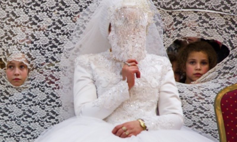 "נשים שמבקשות ברכה מהכלה &ndash; טיפשות"