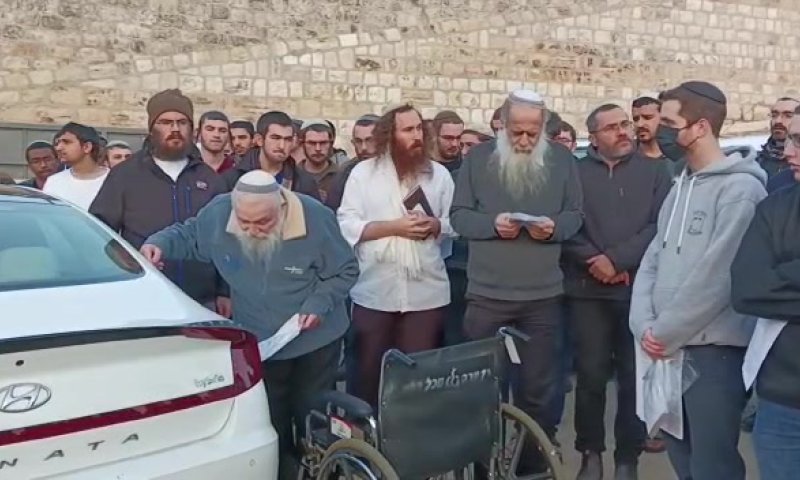 צפו: הרב דרוקמן בתפילה בקברו של הרב צבי יהודה