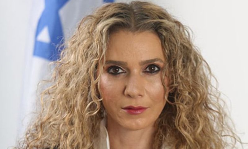 כבר לא מופתעת: השופטת מפרשת המסרונים הושעתה