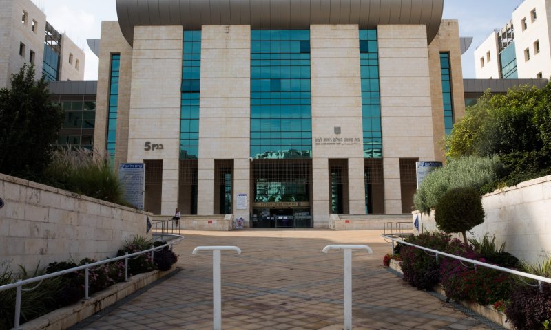 תושב ראשון לציון השליך חפץ על שופט ונעצר