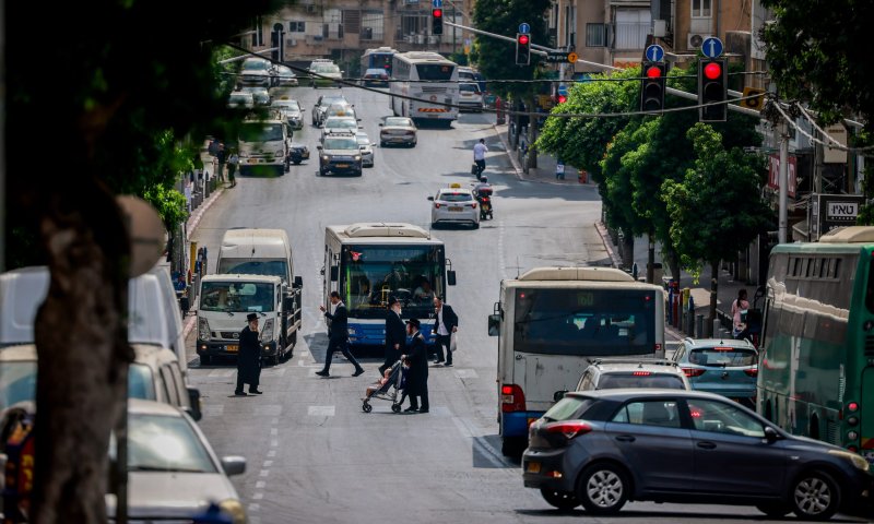 בבני ברק מתנערים מחרדי שהשחית שלט על החטופים