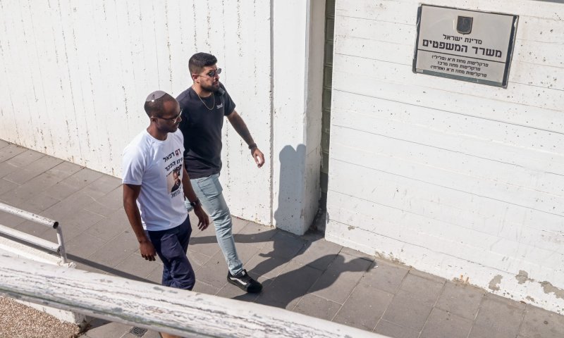 משפחת אדנה בביקורת: "האמת לא נר לרגליה"