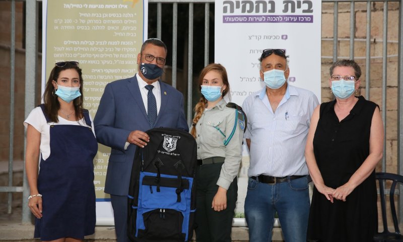 תיק לכל מתגייס: ראש העיר ירושלים העניק שי למתגייסים