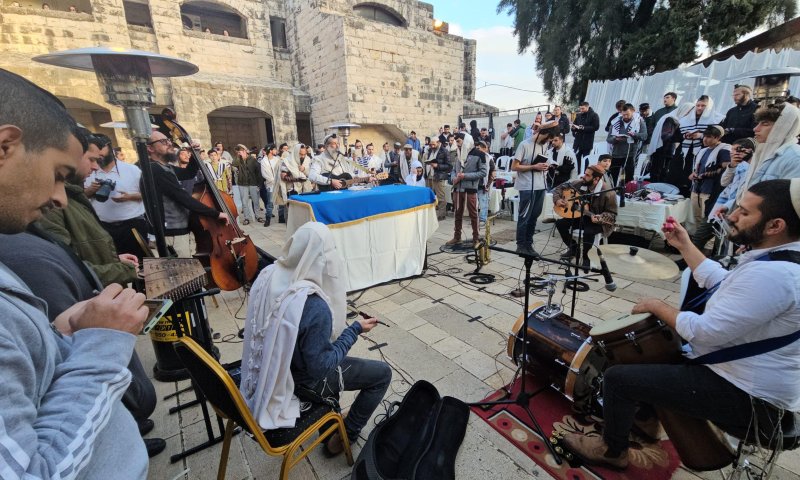 צפו: מאות השתתפו בתפילת ההלל עם הרב שמואל אליהו בצפת