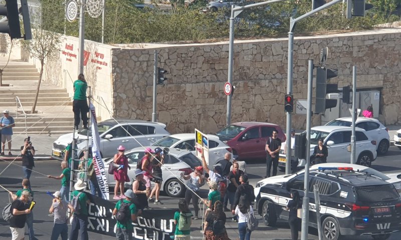 יש ישראלים שמותר להם, ויש ישראלים שאסור להם