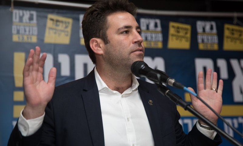 שובר שמאלה? בנט הציע שיריון לעופר ברקוביץ