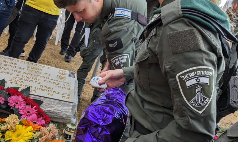 בנות המדרשה עלו לקברה של הלוחמת שנפלה