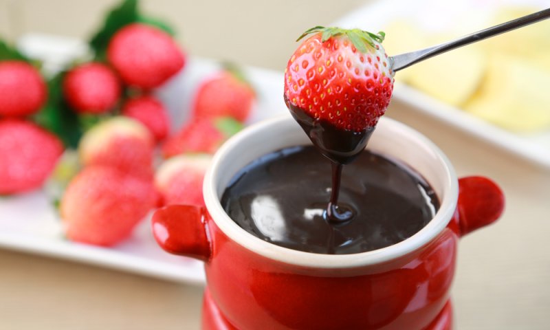 היום מותר לכם לחגוג: מתכון לפונדו שוקולד מריר