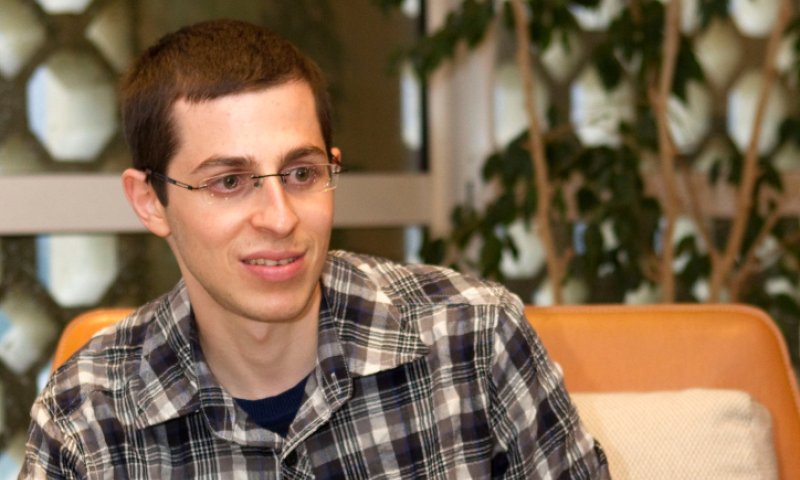 מזל טוב: גלעד שליט התארס לבת זוגו ניצן שבת