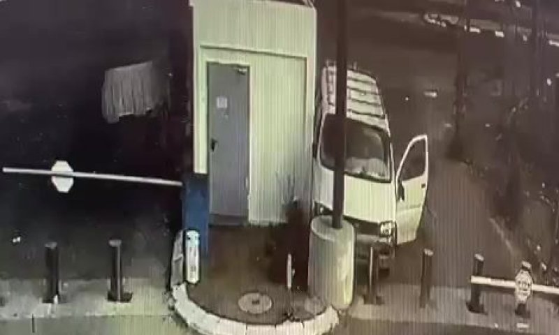 תיעוד הפיגוע: המחבל דורס, יוצא מאוטו לדקור ומחוסל