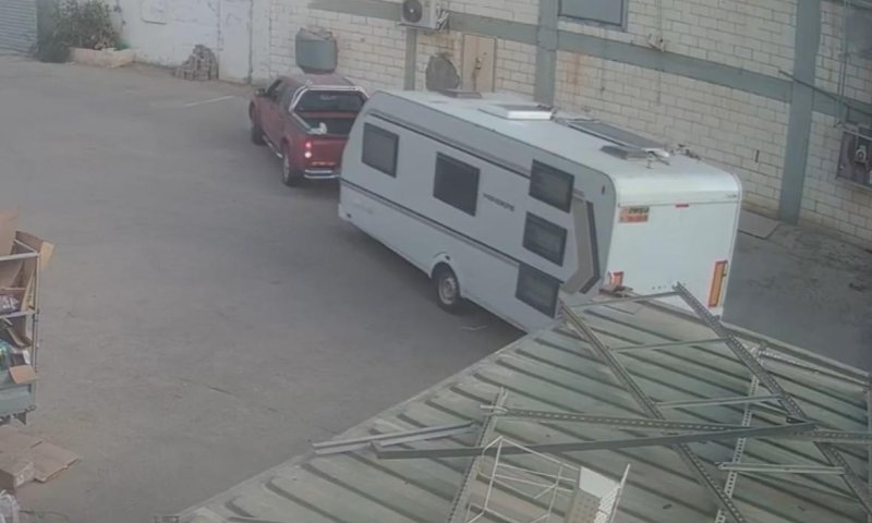 צפו: בא 'לסייע' בזיהוי גופות וגנב קראוון וכסף מהנרצחים