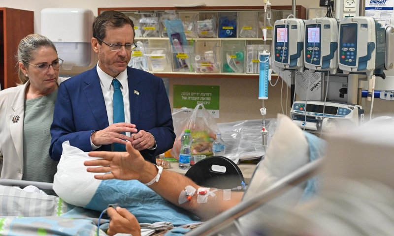 הרצוג ביקר את הפצועים: העם שלנו יילחם עד הניצחון