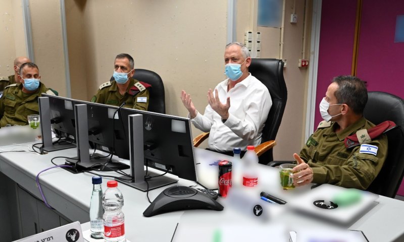 גנץ בצפון: "ישראל תדרוש אחריות מסוריה ולבנון"