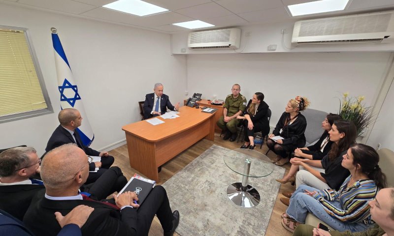 גיוס חרדים? אאוט: נתניהו מעדיף לפזר הטבות לנשות המילואים